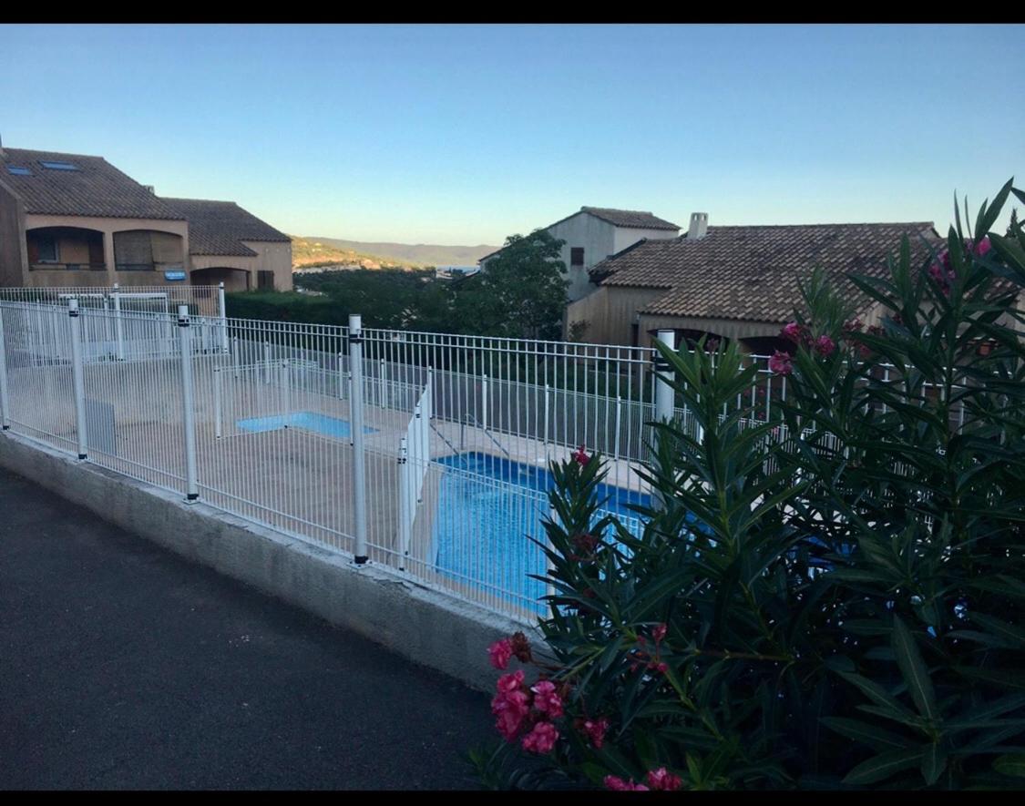 Cavalaire Vue Mer Au Loin Maisonnette Tout Equipee Pour 4 Personnes Avec Piscine Clim Wifi Velos Tv Barbecues Екстериор снимка