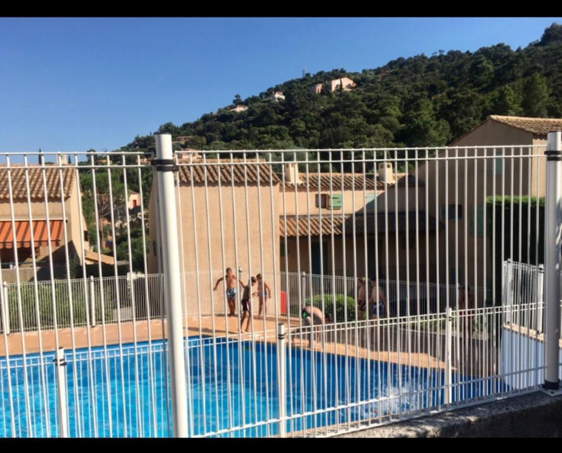 Cavalaire Vue Mer Au Loin Maisonnette Tout Equipee Pour 4 Personnes Avec Piscine Clim Wifi Velos Tv Barbecues Екстериор снимка