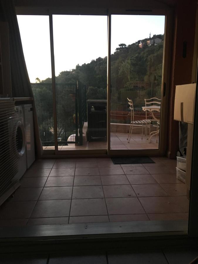 Cavalaire Vue Mer Au Loin Maisonnette Tout Equipee Pour 4 Personnes Avec Piscine Clim Wifi Velos Tv Barbecues Екстериор снимка