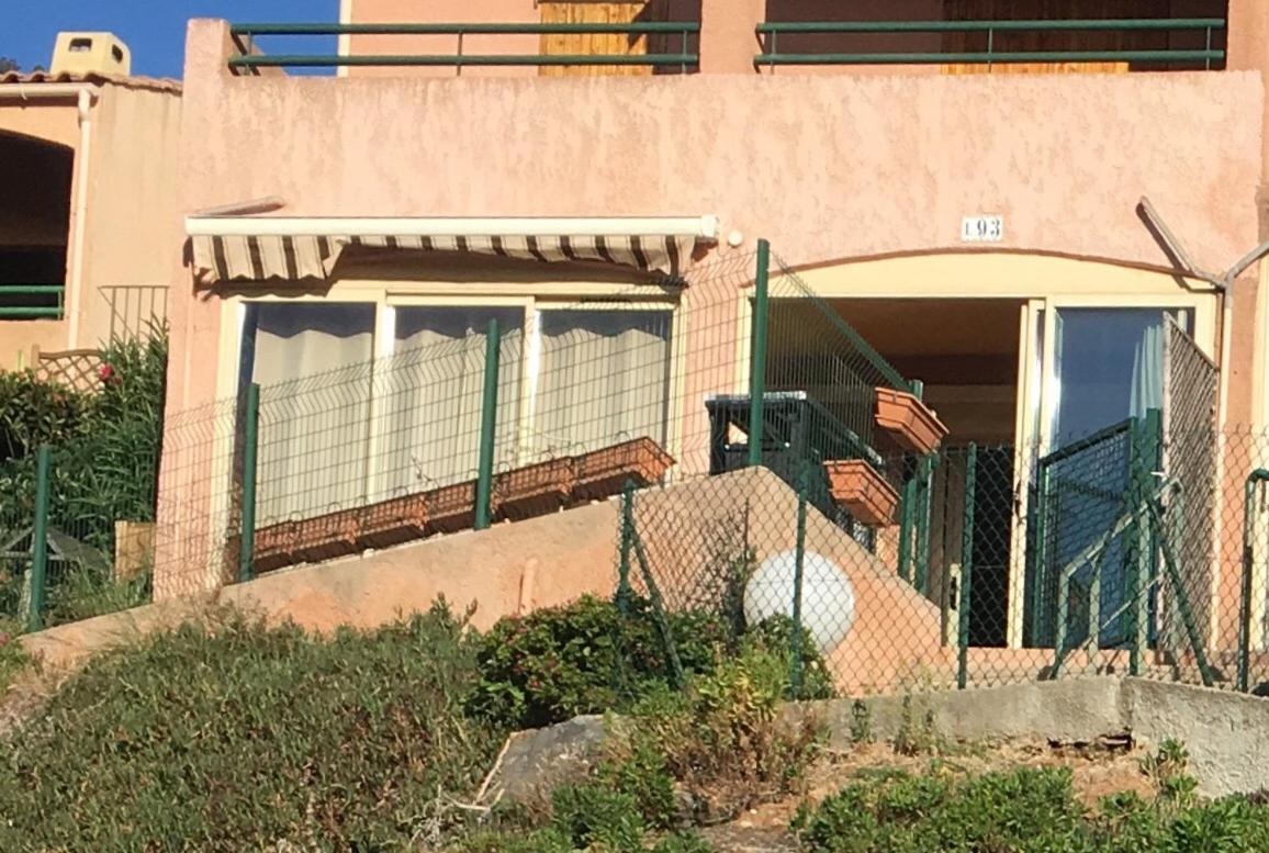 Cavalaire Vue Mer Au Loin Maisonnette Tout Equipee Pour 4 Personnes Avec Piscine Clim Wifi Velos Tv Barbecues Екстериор снимка